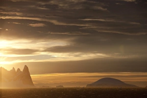 Images Dated 18th February 2009: Sunrise at Gerlach Strait, Antarctica, Polar Regions