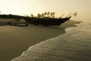 Images Dated 11th November 2006: Sunrise over traditional fishing boat and beach, Benaulim, Goa, India, Asia