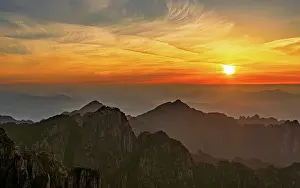 Visibility Prints: Sunrise view over the mountains in Huangshan