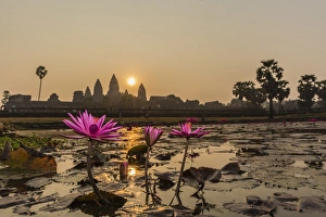 Sunrise over the west entrance to Angkor Wat, Angkor, UNESCO World Heritage Site, Siem Reap, Cambodia, Indochina, Southeast Asia, Asia
