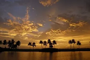 Images Dated 2nd September 2006: Sunset over the Backwaters of Alleppey, Kerala, India, Asia