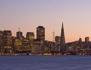 Images Dated 29th September 2009: Sunset over the city skyline of San Franciscos financial district
