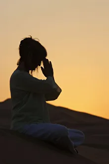 Images Dated 28th October 2009: Sunset meditation in the desert, Abu Dhabi, United Arab Emirates, Middle East