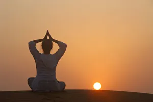 Images Dated 29th October 2009: Sunset meditation in the desert, Abu Dhabi, United Arab Emirates, Middle East