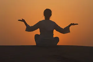 Images Dated 29th October 2009: Sunset meditation in the desert, Abu Dhabi, United Arab Emirates, Middle East