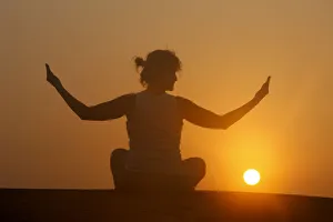 Images Dated 29th October 2009: Sunset meditation in the desert, Abu Dhabi, United Arab Emirates, Middle East