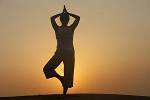 Images Dated 29th October 2009: Sunset meditation in the desert, Abu Dhabi, United Arab Emirates, Middle East