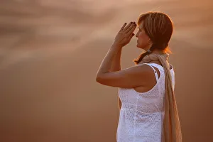 Images Dated 29th October 2009: Sunset meditation in the desert, Abu Dhabi, United Arab Emirates, Middle East