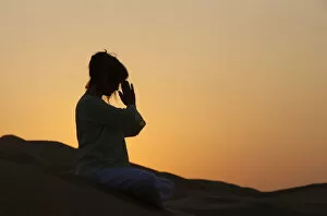 Images Dated 28th October 2009: Sunset meditation in the desert, Abu Dhabi, United Arab Emirates, Middle East