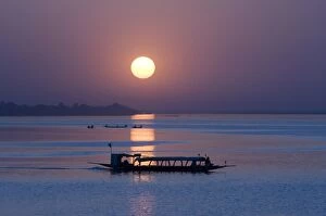 Images Dated 15th December 2005: Sunset on the River Niger, Segou, Mali, Africa