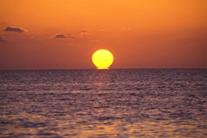 Images Dated 30th June 2008: Sunset over sea
