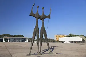 Brasilia Prints: Supreme Federal Court, Dois Candangos (Two Labourers) sculpture