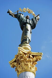 Images Dated 6th June 2009: Symbol of Kiev statue, Maidan Nezalezhnosti (Independence Square), Kiev, Ukraine, Europe