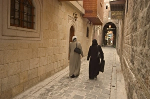 Aleppo Prints: Syrian women walking through old town