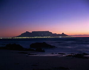 Images Dated 26th January 2000: Table Mountain at dusk