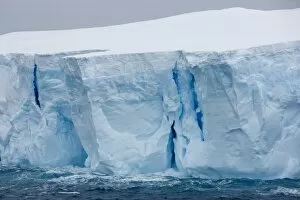 Images Dated 1st January 2009: Tabular iceberg, Southern Ocean, Antarctica, Polar Regions