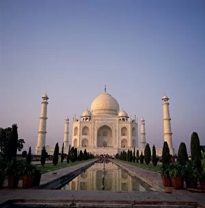 Images Dated 1st August 2008: The Taj Mahal at dawn