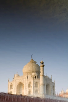 Images Dated 13th November 2007: The Taj Mahal reflected in the Yamuna River, UNESCO World Heritage Site, Agra, Uttar Pradesh