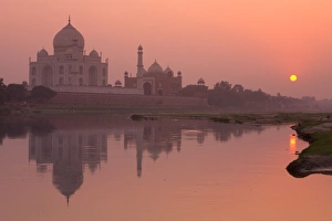 Images Dated 13th November 2007: Taj Mahal reflected in the Yamuna River at sunset, UNESCO World Heritage Site, Agra