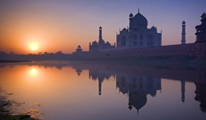 Images Dated 18th March 2008: Taj Mahal, UNESCO World Heritage Site, reflected in the Yamuna River, Agra, Uttar Pradesh, India