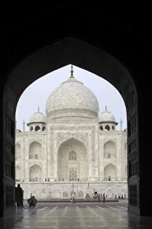 Images Dated 13th August 2005: Taj Mahal, UNESCO World Heritage Site, Agra, Uttar Pradesh, India, Asia
