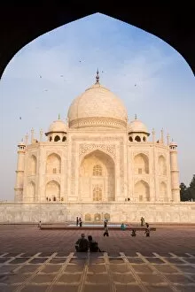 Images Dated 17th October 2006: The Taj Mahal, UNESCO World Heritage Site, Agra, Uttar Pradesh, India, Asia