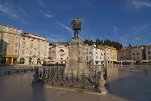Images Dated 17th August 2008: Tartini statue at the center square of Piran, Slovenia, Europe