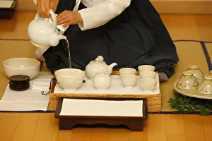 Images Dated 24th July 2008: Tea ceremony in a Buddhist temple, Seoul, South Korea, Asia
