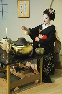 Images Dated 10th January 2000: Tea ceremony by a Maiko (trainee geisha)