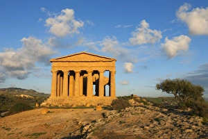 Images Dated 9th March 2008: Tempio di Concordia (Concord) at sunset, Valle dei Templi, UNESCO World Heritage Site