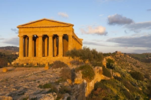 Images Dated 9th March 2008: Tempio di Concordia (Concord) at sunset, Valle dei Templi, UNESCO World Heritage Site