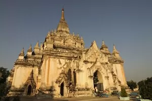 Images Dated 28th December 2007: Temple in Bagan, Myanmar, Asia