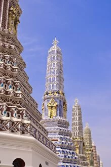 Images Dated 22nd November 2004: Temple of the Emerald Buddha (Wat Phra Kaew), Grand Palace, Bangkok, Thailand