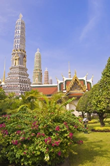 Images Dated 22nd November 2004: Temple of the Emerald Buddha (Wat Phra Kaew), Grand Palace, Bangkok, Thailand