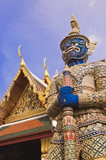 Images Dated 22nd November 2004: Temple of the Emerald Buddha (Wat Phra Kaew), Grand Palace, Bangkok, Thailand