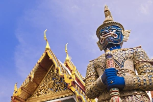 Images Dated 22nd November 2004: Temple of the Emerald Buddha (Wat Phra Kaew), Grand Palace, Bangkok, Thailand