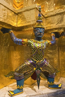Images Dated 22nd November 2004: Temple of the Emerald Buddha (Wat Phra Kaew), Grand Palace, Bangkok, Thailand