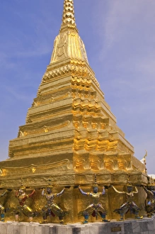 Images Dated 22nd November 2004: Temple of the Emerald Buddha (Wat Phra Kaew), Grand Palace, Bangkok, Thailand