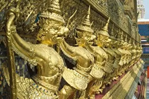 Images Dated 22nd November 2004: Temple of the Emerald Buddha (Wat Phra Kaew), Grand Palace, Bangkok, Thailand