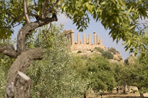 Images Dated 10th June 2007: Temple of Juno, Valley of the Temples, Agrigento, UNESCO World Heritage Site