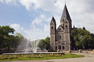 Images Dated 22nd May 2009: Temple Neuf Protestant church and fountain, La Place de la Comedie, Metz