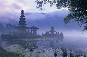 Images Dated 2nd August 2008: Temple of Pura Ulun Danu Bratan