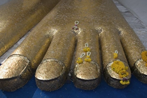 Images Dated 30th December 2007: The Temple of the Standing Buddha (Wat Intrawiharn), Bangkok, Thailand