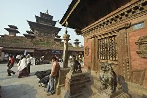Images Dated 15th April 2010: Temple and statues in Durbar Square, Kathmandu, Nepal, Asia