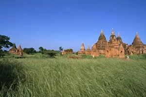Images Dated 10th March 2005: Temples, Bagan (Pagan) archaeological site, Myanmar (Burma), Asia
