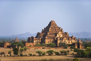 Images Dated 6th April 2010: One of the many temples at Bagan (Pagan), Myanmar (Burma), Asia