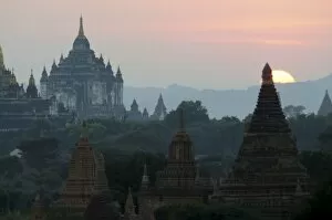 Images Dated 28th December 2007: The temples and pagodas of the ruined town of Bagan at sunset, Bagan, Myanmar, Asia