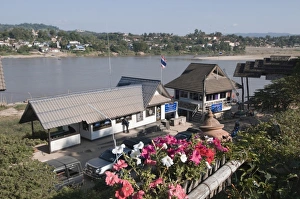 Images Dated 2nd January 2008: Thai borderpost for crossing the Mekong River for Huay Xai in Laos, at Chiang Khong