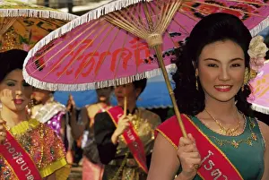 Pleasure Prints: Thai queens holding typical umbrellas during King Narai Reign Fair