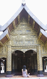 Images Dated 14th January 2000: Thai woman praying in Buddhist temple